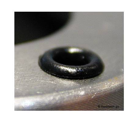 Ein Blech-Stanzteil wird durch einen heißverstemmten Pin in seiner Position fixiert. Der Pin misst vor der Verstemmung ca. 1,5mm. Der heißverstemmte Dom misst etwa 2,8mm. Das Material ist POM.