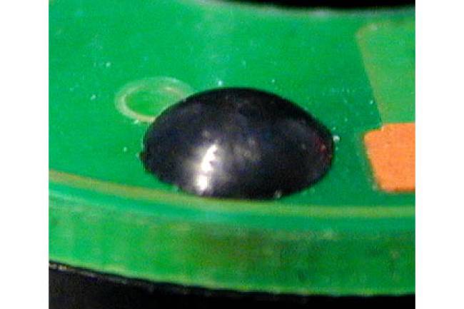 Fixierung einer Leiterplatte auf einem Kunststoffkörper mittels Umformung von Pins zu Domen.