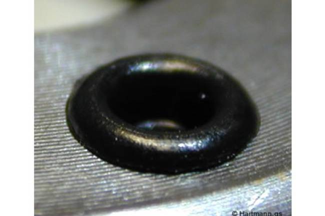 Fixierung von Blech-Stanzteilen durch heißverstemmte Pins: Anwendung in POM-Bauteilen.