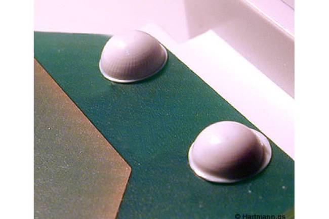 Fixierung eines Kunststoffelements an einer Leiterplatte mittels Heißverstemmen von POM-Pins.